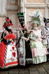 Die Kostümierten der Karnevalsparade von Venedig 2026 vor der Kirche San Zaccaria.