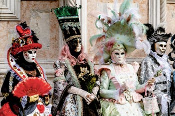 Die Kostümierten der Karnevalsparade von Venedig 2026 vor der Kirche San Zaccaria.