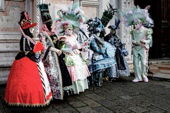 Die Kostümierten der Karnevalsparade von Venedig 2026 vor der Kirche San Zaccaria.