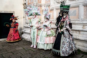 Die Kostümierten der Karnevalsparade von Venedig 2026 vor der Kirche San Zaccaria.