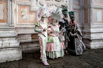 Die Kostümierten der Karnevalsparade von Venedig 2026 vor der Kirche San Zaccaria.