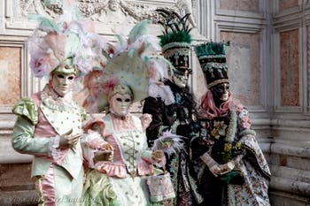 Die Kostümierten der Karnevalsparade von Venedig 2026 vor der Kirche San Zaccaria.