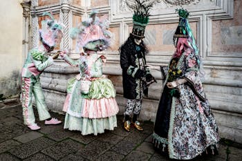 Die Kostümierten der Karnevalsparade von Venedig 2026 vor der Kirche San Zaccaria.