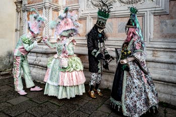 Die Kostümierten der Karnevalsparade von Venedig 2026 vor der Kirche San Zaccaria.