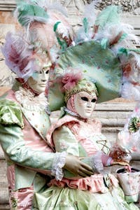 Die Kostümierten der Karnevalsparade von Venedig 2026 vor der Kirche San Zaccaria.