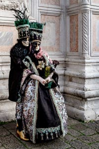 Die Kostümierten der Karnevalsparade von Venedig 2026 vor der Kirche San Zaccaria.