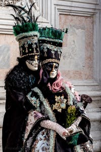 Die Kostümierten der Karnevalsparade von Venedig 2026 vor der Kirche San Zaccaria.