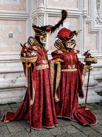Die Kostümierten der Karnevalsparade von Venedig 2026 vor der Kirche San Zaccaria.