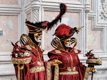 Die Kostümierten der Karnevalsparade von Venedig 2026 vor der Kirche San Zaccaria.