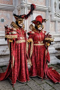 Die Kostümierten der Karnevalsparade von Venedig 2026 vor der Kirche San Zaccaria.