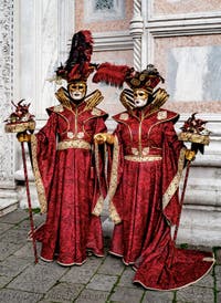 Die Kostümierten der Karnevalsparade von Venedig 2026 vor der Kirche San Zaccaria.