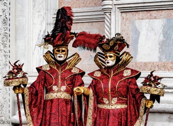 Die Kostümierten der Karnevalsparade von Venedig 2026 vor der Kirche San Zaccaria.