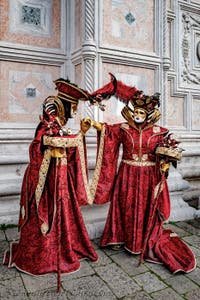 Die Kostümierten der Karnevalsparade von Venedig 2026 vor der Kirche San Zaccaria.