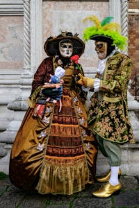 Die Kostümierten der Karnevalsparade von Venedig 2026 vor der Kirche San Zaccaria.
