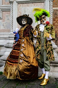 Die Kostümierten der Karnevalsparade von Venedig 2026 vor der Kirche San Zaccaria.