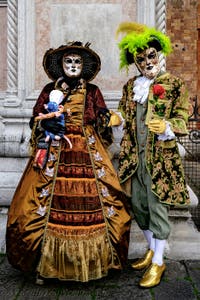 Die Kostümierten der Karnevalsparade von Venedig 2026 vor der Kirche San Zaccaria.