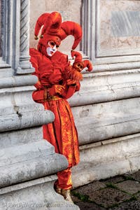 Die Kostümierten der Karnevalsparade von Venedig 2026 vor der Kirche San Zaccaria.
