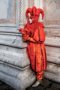 Die Kostümierten der Karnevalsparade von Venedig 2026 vor der Kirche San Zaccaria.