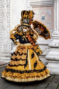 Die Kostümierten der Karnevalsparade von Venedig 2026 vor der Kirche San Zaccaria.