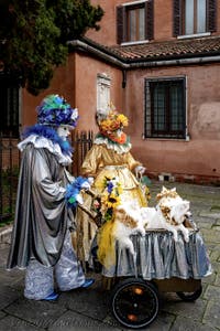 Die Kostümierten der Karnevalsparade von Venedig 2026 vor der Kirche San Zaccaria.