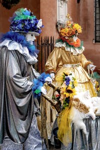Die Kostümierten der Karnevalsparade von Venedig 2026 vor der Kirche San Zaccaria.