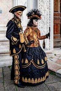 Die Kostümierten der Karnevalsparade von Venedig 2026 vor der Kirche San Zaccaria.