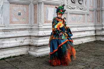 Die Kostümierten der Karnevalsparade von Venedig 2026 vor der Kirche San Zaccaria.