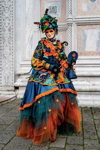 Die Kostümierten der Karnevalsparade von Venedig 2026 vor der Kirche San Zaccaria.