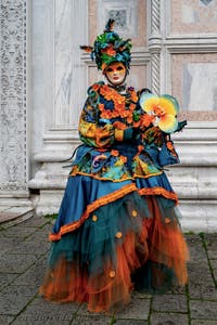 Die Kostümierten der Karnevalsparade von Venedig 2026 vor der Kirche San Zaccaria.