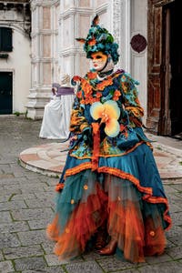 Die Kostümierten der Karnevalsparade von Venedig 2026 vor der Kirche San Zaccaria.