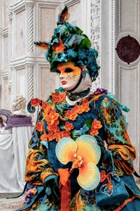 Die Kostümierten der Karnevalsparade von Venedig 2026 vor der Kirche San Zaccaria.