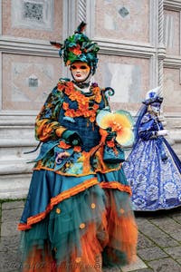 Die Kostümierten der Karnevalsparade von Venedig 2026 vor der Kirche San Zaccaria.