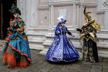 Die Kostümierten der Karnevalsparade von Venedig 2026 vor der Kirche San Zaccaria.
