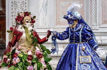 Die Kostümierten der Karnevalsparade von Venedig 2026 vor der Kirche San Zaccaria.