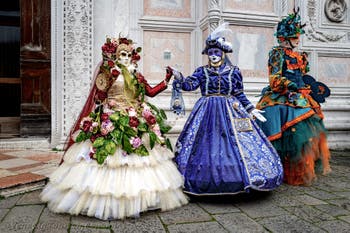 Die Kostümierten der Karnevalsparade von Venedig 2026 vor der Kirche San Zaccaria.