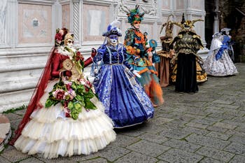Die Kostümierten der Karnevalsparade von Venedig 2026 vor der Kirche San Zaccaria.