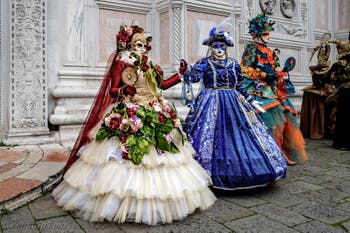 Die Kostümierten der Karnevalsparade von Venedig 2026 vor der Kirche San Zaccaria.