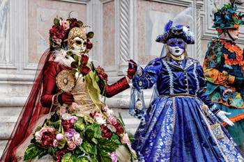 Die Kostümierten der Karnevalsparade von Venedig 2026 vor der Kirche San Zaccaria.