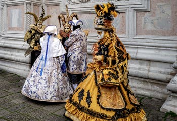Die Kostümierten der Karnevalsparade von Venedig 2026 vor der Kirche San Zaccaria.