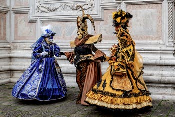 Die Kostümierten der Karnevalsparade von Venedig 2026 vor der Kirche San Zaccaria.