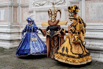 Die Kostümierten der Karnevalsparade von Venedig 2026 vor der Kirche San Zaccaria.