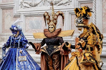 Die Kostümierten der Karnevalsparade von Venedig 2026 vor der Kirche San Zaccaria.