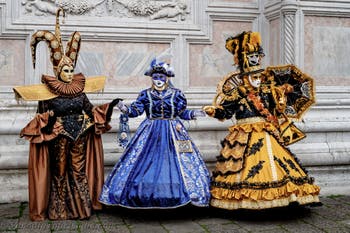 Die Kostümierten der Karnevalsparade von Venedig 2026 vor der Kirche San Zaccaria.