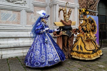 Die Kostümierten der Karnevalsparade von Venedig 2026 vor der Kirche San Zaccaria.