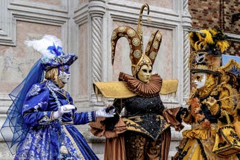 Die Kostümierten der Karnevalsparade von Venedig 2026 vor der Kirche San Zaccaria.