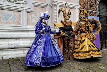 Die Kostümierten der Karnevalsparade von Venedig 2026 vor der Kirche San Zaccaria.