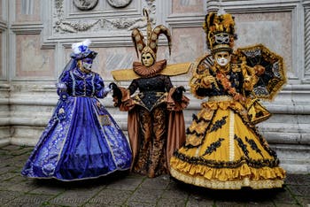 Die Kostümierten der Karnevalsparade von Venedig 2026 vor der Kirche San Zaccaria.