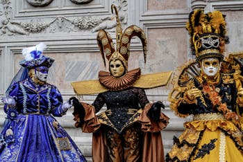Die Kostümierten der Karnevalsparade von Venedig 2026 vor der Kirche San Zaccaria.