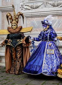 Die Kostümierten der Karnevalsparade von Venedig 2026 vor der Kirche San Zaccaria.