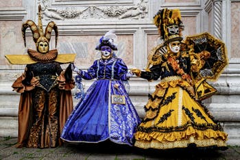 Die Kostümierten der Karnevalsparade von Venedig 2026 vor der Kirche San Zaccaria.